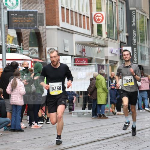 05.10.2025 - 20. swb-Marathon Bremen Strokosch-Dieckow http://msf.ph/oto/9229947 05.10.2025 10:37:13 Ziel 9586, 10347, 10358, 10501, 10704, 11021, 11176, 9586, 10347, 10358, 10501, 10704, 11021, 11176 meine-sportfotos.de