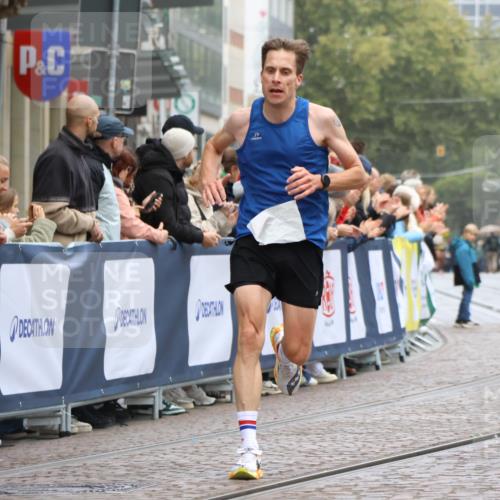 05.10.2025 - 20. swb-Marathon Bremen Strokosch-Dieckow http://msf.ph/oto/9229963 05.10.2025 12:28:45 Ziel 542, 1113, 1948, 2053, 2159, 2292 meine-sportfotos.de