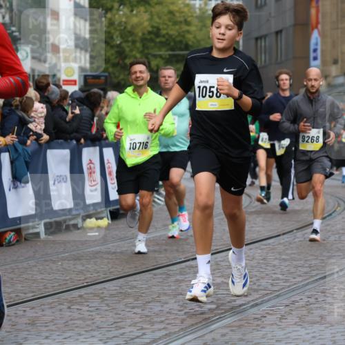 05.10.2025 - 20. swb-Marathon Bremen Strokosch-Dieckow http://msf.ph/oto/9229976 05.10.2025 10:51:36 Ziel 8333, 9252, 9259, 9268, 10584, 10716, 10918, 10928, 11484 meine-sportfotos.de
