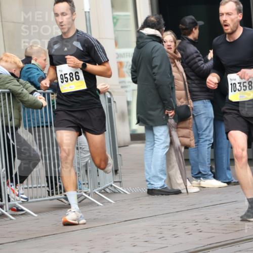 05.10.2025 - 20. swb-Marathon Bremen Strokosch-Dieckow http://msf.ph/oto/9229997 05.10.2025 10:37:15 Ziel 9586, 10347, 10358, 10501, 11021, 11176, 9586, 10347, 10358, 10501, 11021, 11176 meine-sportfotos.de