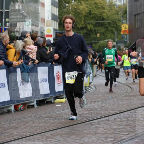 05.10.2025 - 20. swb-Marathon Bremen Strokosch-Dieckow http://msf.ph/oto/9230048 05.10.2025 10:51:40 Ziel 8333, 9259, 9268, 9506, 10436, 10716, 10918, 10968, 11484, 11689, 11696 meine-sportfotos.de
