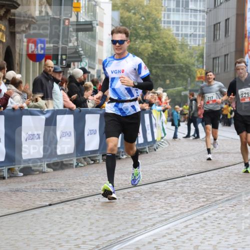 05.10.2025 - 20. swb-Marathon Bremen Strokosch-Dieckow http://msf.ph/oto/9230052 05.10.2025 12:28:50 Ziel 600, 717, 1113, 1948, 2159, 2292 meine-sportfotos.de