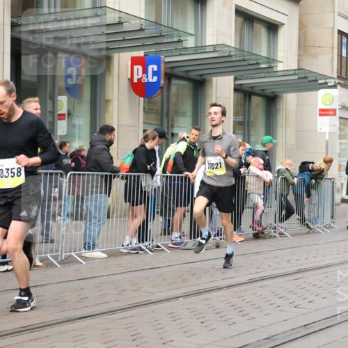 05.10.2025 - 20. swb-Marathon Bremen Strokosch-Dieckow http://msf.ph/oto/9230063 05.10.2025 10:37:17 Ziel 9586, 10347, 10358, 10501, 10775, 11021, 11176, 9586, 10347, 10358, 10501, 10775, 11021, 11176 meine-sportfotos.de