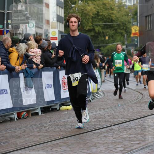 05.10.2025 - 20. swb-Marathon Bremen Strokosch-Dieckow http://msf.ph/oto/9230064 05.10.2025 10:51:40 Ziel 8333, 9259, 9268, 9506, 10436, 10716, 10918, 10968, 11484, 11689, 11696 meine-sportfotos.de