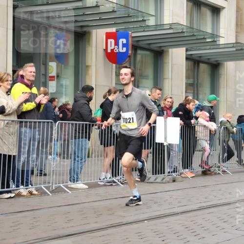 05.10.2025 - 20. swb-Marathon Bremen Strokosch-Dieckow http://msf.ph/oto/9230071 05.10.2025 10:37:18 Ziel 9586, 10347, 10358, 10501, 10775, 11021, 11176, 9586, 10347, 10358, 10501, 10775, 11021, 11176 meine-sportfotos.de