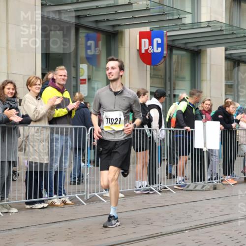 05.10.2025 - 20. swb-Marathon Bremen Strokosch-Dieckow http://msf.ph/oto/9230078 05.10.2025 10:37:18 Ziel 9586, 10347, 10358, 10501, 10775, 11021, 11176, 9586, 10347, 10358, 10501, 10775, 11021, 11176 meine-sportfotos.de