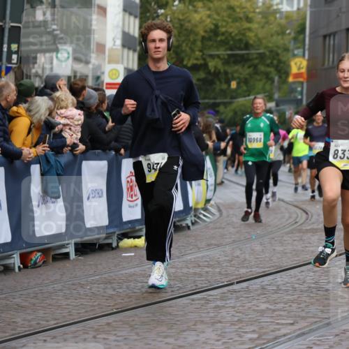 05.10.2025 - 20. swb-Marathon Bremen Strokosch-Dieckow http://msf.ph/oto/9230079 05.10.2025 10:51:41 Ziel 8333, 9004, 9259, 9268, 9506, 10436, 10716, 10968, 11484, 11689, 11696 meine-sportfotos.de