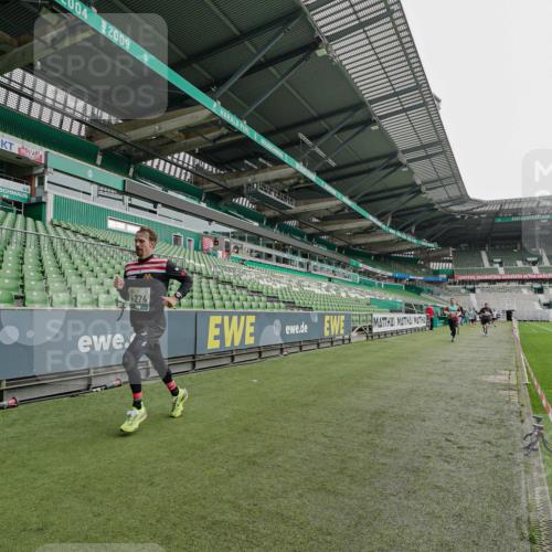 05.10.2025 - 20. swb-Marathon Bremen Michael Burmester http://msf.ph/oto/9230083 05.10.2025 12:46:02 Laufen im Stadion 256, 281, 349, 649, 852, 943, 1091, 1146, 1307, 1883, 2163, 2228, 2545, 3197, 3381, 3807, 4274, 4617, 4786, 5132, 5588, 6150, 6849, 7028, 7440, 7526, 1055, 1790, 3218, 3327, 4571, 6996, 8747, 8828, 9130 meine-sportfotos.de