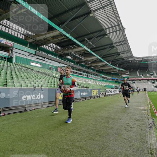 05.10.2025 - 20. swb-Marathon Bremen Michael Burmester http://msf.ph/oto/9230090 05.10.2025 12:46:07 Laufen im Stadion 256, 281, 349, 649, 852, 943, 1091, 1307, 2163, 2228, 2276, 2545, 2585, 3381, 3807, 4274, 4617, 4786, 5132, 5588, 6150, 6849, 7028, 7440, 7526, 7675, 1055, 1146, 1790, 1883, 3197, 3218, 8747 meine-sportfotos.de