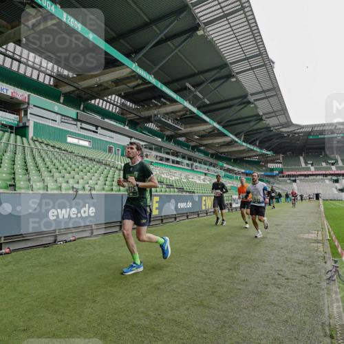 05.10.2025 - 20. swb-Marathon Bremen Michael Burmester http://msf.ph/oto/9230102 05.10.2025 12:46:13 Laufen im Stadion 256, 281, 349, 649, 852, 943, 1091, 1307, 2163, 2228, 2276, 2545, 2585, 3054, 3381, 3807, 4274, 4617, 4786, 5132, 5588, 6849, 7028, 7440, 7526, 7675, 1146, 1790, 1883, 3197, 6150, 7440, 8747 meine-sportfotos.de