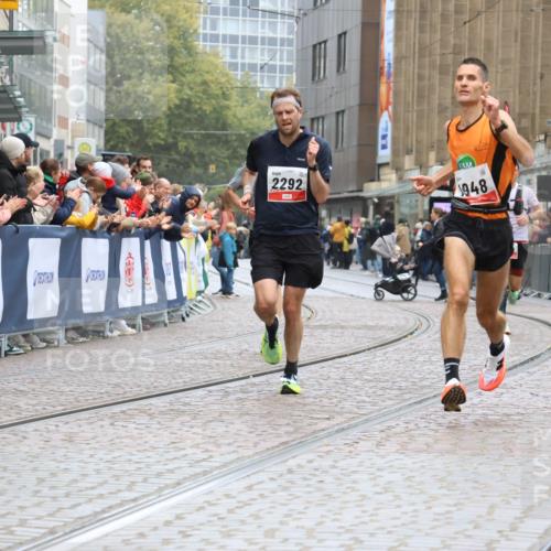 05.10.2025 - 20. swb-Marathon Bremen Strokosch-Dieckow http://msf.ph/oto/9230111 05.10.2025 12:28:51 Ziel 600, 717, 1113, 1948, 2159, 2292 meine-sportfotos.de