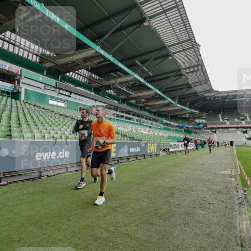 05.10.2025 - 20. swb-Marathon Bremen Michael Burmester http://msf.ph/oto/9230113 05.10.2025 12:46:15 Laufen im Stadion 256, 281, 349, 649, 852, 891, 943, 1091, 1307, 2163, 2228, 2276, 2545, 2585, 3054, 3381, 3807, 4274, 4617, 4786, 5132, 5588, 6849, 7028, 7526, 7675, 1146, 1790, 1883, 3197, 4786, 6150, 7440, 8747 meine-sportfotos.de
