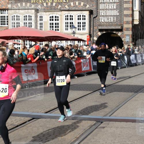 05.10.2025 - 20. swb-Marathon Bremen Yannick Fuchs http://msf.ph/oto/9230123 05.10.2025 10:59:51 Ziel 9473, 9991, 10420, 11267, 11456, 11582, 11720 meine-sportfotos.de