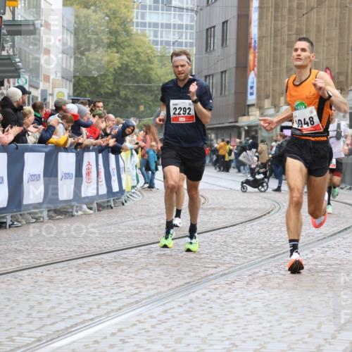 05.10.2025 - 20. swb-Marathon Bremen Strokosch-Dieckow http://msf.ph/oto/9230127 05.10.2025 12:28:51 Ziel 600, 717, 1113, 1948, 2159, 2292 meine-sportfotos.de