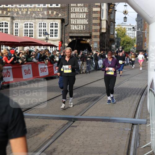 05.10.2025 - 20. swb-Marathon Bremen Yannick Fuchs http://msf.ph/oto/9230134 05.10.2025 11:02:30 Ziel 9748, 10093, 10130, 10194, 10821, 10829, 10982, 10983, 11386 meine-sportfotos.de