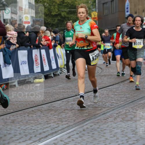 05.10.2025 - 20. swb-Marathon Bremen Strokosch-Dieckow http://msf.ph/oto/9230135 05.10.2025 10:51:43 Ziel 8333, 9004, 9259, 9268, 9506, 10436, 10716, 10968, 11361, 11689, 11696 meine-sportfotos.de