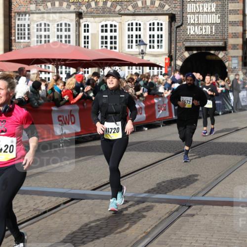 05.10.2025 - 20. swb-Marathon Bremen Yannick Fuchs http://msf.ph/oto/9230136 05.10.2025 10:59:51 Ziel 9473, 9991, 10420, 11267, 11456, 11582, 11720 meine-sportfotos.de