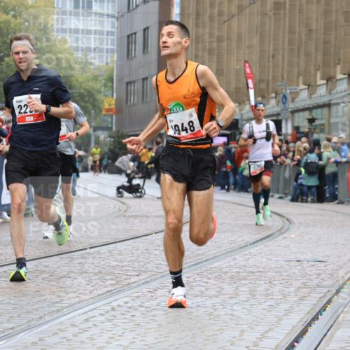 05.10.2025 - 20. swb-Marathon Bremen Strokosch-Dieckow http://msf.ph/oto/9230145 05.10.2025 12:28:52 Ziel 600, 717, 1113, 1948, 2159, 2292 meine-sportfotos.de