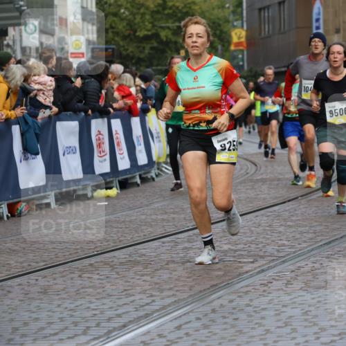 05.10.2025 - 20. swb-Marathon Bremen Strokosch-Dieckow http://msf.ph/oto/9230164 05.10.2025 10:51:43 Ziel 8333, 9004, 9259, 9268, 9506, 10436, 10716, 10968, 11361, 11689, 11696 meine-sportfotos.de