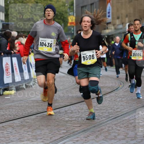 05.10.2025 - 20. swb-Marathon Bremen Strokosch-Dieckow http://msf.ph/oto/9230178 05.10.2025 10:51:45 Ziel 9004, 9259, 9506, 10436, 10968, 11361, 11689, 11696 meine-sportfotos.de