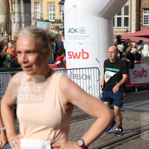 05.10.2025 - 20. swb-Marathon Bremen Yannick Fuchs http://msf.ph/oto/9230180 05.10.2025 11:02:31 Ziel 9748, 10093, 10130, 10194, 10821, 10829, 10982, 10983, 11386 meine-sportfotos.de