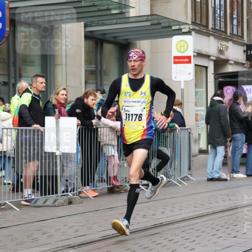 05.10.2025 - 20. swb-Marathon Bremen Strokosch-Dieckow http://msf.ph/oto/9230183 05.10.2025 10:37:30 Ziel 9755, 10347, 10501, 10775, 11176, 11328, 11465, 9755, 10347, 10501, 10775, 11176, 11328, 11465 meine-sportfotos.de