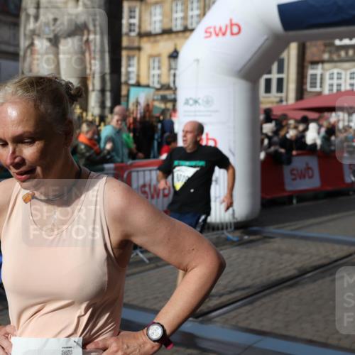 05.10.2025 - 20. swb-Marathon Bremen Yannick Fuchs http://msf.ph/oto/9230192 05.10.2025 11:02:31 Ziel 9748, 10093, 10130, 10194, 10821, 10829, 10982, 10983, 11386 meine-sportfotos.de
