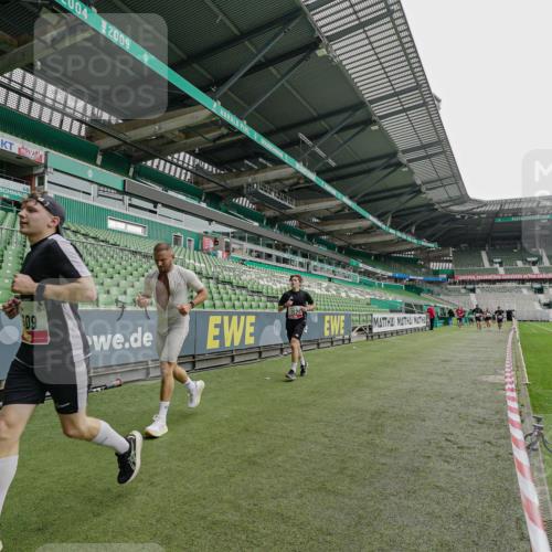 05.10.2025 - 20. swb-Marathon Bremen Michael Burmester http://msf.ph/oto/9230201 05.10.2025 12:46:44 Laufen im Stadion 223, 256, 281, 502, 545, 609, 818, 862, 891, 1246, 1521, 2163, 2228, 2276, 2585, 3054, 3084, 3381, 4274, 4617, 4758, 4848, 6295, 6849, 7583, 7675, 349, 649, 852, 943, 1091, 1307, 2545, 3807, 7028, 7526 meine-sportfotos.de