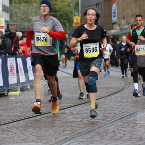 05.10.2025 - 20. swb-Marathon Bremen Strokosch-Dieckow http://msf.ph/oto/9230205 05.10.2025 10:51:45 Ziel 9004, 9259, 9506, 10436, 10968, 11361, 11689, 11696 meine-sportfotos.de