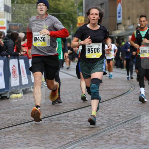 05.10.2025 - 20. swb-Marathon Bremen Strokosch-Dieckow http://msf.ph/oto/9230225 05.10.2025 10:51:45 Ziel 9004, 9259, 9506, 10436, 10968, 11361, 11689, 11696 meine-sportfotos.de