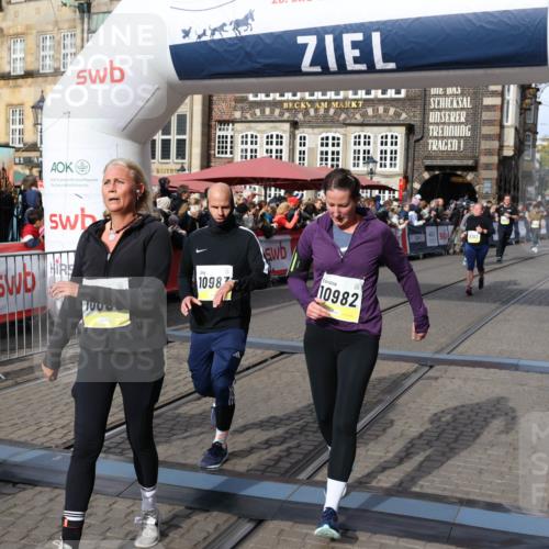 05.10.2025 - 20. swb-Marathon Bremen Yannick Fuchs http://msf.ph/oto/9230237 05.10.2025 11:02:32 Ziel 9707, 9748, 10093, 10194, 10821, 10829, 10982, 10983, 11386 meine-sportfotos.de