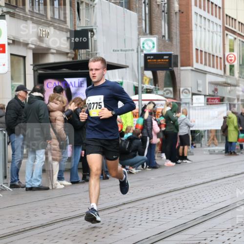 05.10.2025 - 20. swb-Marathon Bremen Strokosch-Dieckow http://msf.ph/oto/9230248 05.10.2025 10:37:37 Ziel 9755, 10501, 10775, 11176, 11328, 11465, 9755, 10501, 10775, 11176, 11328, 11465 meine-sportfotos.de