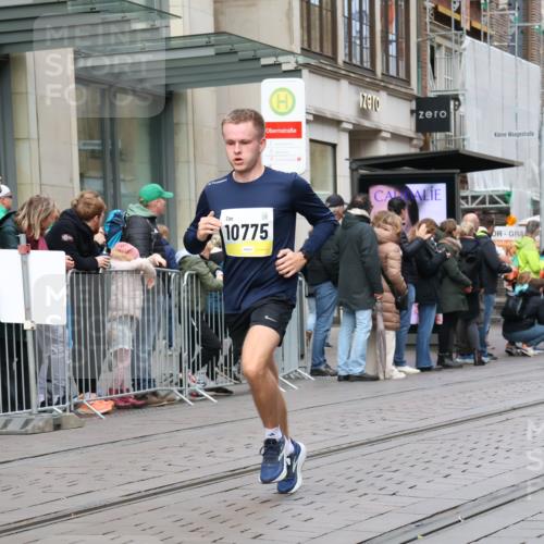 05.10.2025 - 20. swb-Marathon Bremen Strokosch-Dieckow http://msf.ph/oto/9230259 05.10.2025 10:37:38 Ziel 9755, 10775, 11328, 11465, 9755, 10775, 11328, 11465 meine-sportfotos.de
