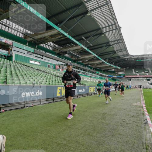 05.10.2025 - 20. swb-Marathon Bremen Michael Burmester http://msf.ph/oto/9230260 05.10.2025 12:46:55 Laufen im Stadion 223, 256, 265, 281, 391, 502, 505, 545, 609, 818, 862, 891, 1246, 1521, 1635, 2163, 2276, 2585, 2939, 3054, 3084, 3381, 4617, 4758, 4848, 4966, 4988, 6295, 6849, 7583, 7675, 2228, 4274, 4617, 7526 meine-sportfotos.de