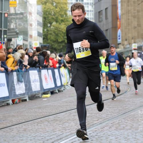 05.10.2025 - 20. swb-Marathon Bremen Strokosch-Dieckow http://msf.ph/oto/9230265 05.10.2025 10:51:50 Ziel 9004, 9506, 10380, 10581, 10625, 10817, 10968, 11080, 11136, 11361, 11394, 11689, 11696 meine-sportfotos.de
