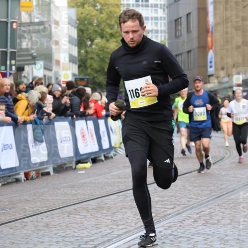 05.10.2025 - 20. swb-Marathon Bremen Strokosch-Dieckow http://msf.ph/oto/9230280 05.10.2025 10:51:50 Ziel 9004, 9506, 10380, 10581, 10625, 10817, 10968, 11080, 11136, 11361, 11394, 11689, 11696 meine-sportfotos.de