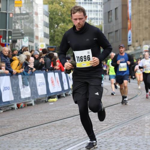 05.10.2025 - 20. swb-Marathon Bremen Strokosch-Dieckow http://msf.ph/oto/9230296 05.10.2025 10:51:50 Ziel 9004, 9506, 10380, 10581, 10625, 10817, 10968, 11080, 11136, 11361, 11394, 11689, 11696 meine-sportfotos.de