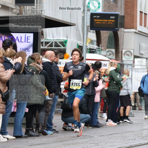 05.10.2025 - 20. swb-Marathon Bremen Strokosch-Dieckow http://msf.ph/oto/9230336 05.10.2025 10:37:46 Ziel 9755, 11328, 11465, 9755, 11328, 11465 meine-sportfotos.de