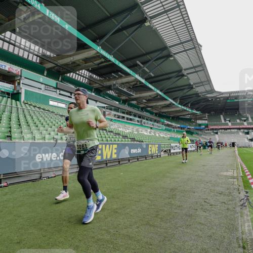 05.10.2025 - 20. swb-Marathon Bremen Michael Burmester http://msf.ph/oto/9230350 05.10.2025 12:47:25 Laufen im Stadion 223, 265, 344, 346, 391, 442, 502, 505, 545, 564, 609, 656, 770, 818, 862, 1205, 1521, 1635, 2472, 2482, 2613, 2656, 2872, 2939, 3061, 4215, 4255, 4291, 4313, 4848, 4966, 4988, 5656, 5831, 6295, 7070, 7170, 7176, 7492, 7583, 8013, 609, 891, 1246, 3054, 3084, 4758 meine-sportfotos.de