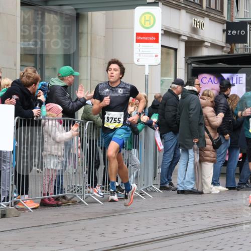 05.10.2025 - 20. swb-Marathon Bremen Strokosch-Dieckow http://msf.ph/oto/9230357 05.10.2025 10:37:48 Ziel 9755, 9809, 11328, 11465, 9755, 9809, 11328, 11465 meine-sportfotos.de