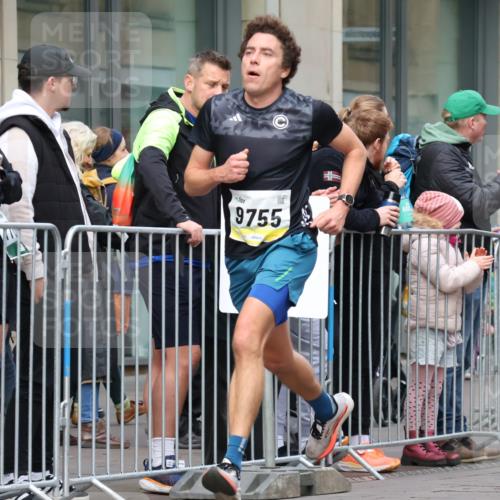 05.10.2025 - 20. swb-Marathon Bremen Strokosch-Dieckow http://msf.ph/oto/9230363 05.10.2025 10:37:49 Ziel 9755, 9809, 11328, 11465, 9755, 9809, 11328, 11465 meine-sportfotos.de