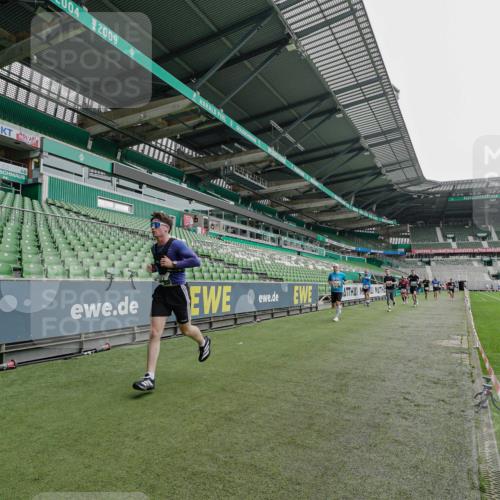 05.10.2025 - 20. swb-Marathon Bremen Michael Burmester http://msf.ph/oto/9230373 05.10.2025 12:47:31 Laufen im Stadion 223, 265, 344, 346, 391, 442, 502, 505, 545, 564, 656, 770, 818, 862, 1205, 1635, 1642, 1646, 2472, 2482, 2613, 2656, 2872, 2939, 3061, 4215, 4255, 4291, 4313, 4966, 4988, 5656, 5831, 6295, 6804, 7070, 7170, 7176, 7492, 8013, 609, 891, 1246, 1521, 3054, 3084, 4758, 4848, 7583 meine-sportfotos.de