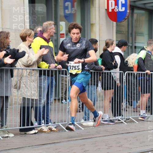 05.10.2025 - 20. swb-Marathon Bremen Strokosch-Dieckow http://msf.ph/oto/9230377 05.10.2025 10:37:49 Ziel 9755, 9809, 11328, 11465, 9755, 9809, 11328, 11465 meine-sportfotos.de