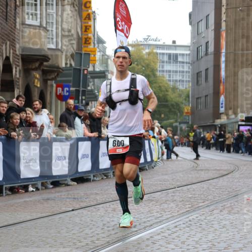 05.10.2025 - 20. swb-Marathon Bremen Strokosch-Dieckow http://msf.ph/oto/9230385 05.10.2025 12:28:58 Ziel 600, 717 meine-sportfotos.de