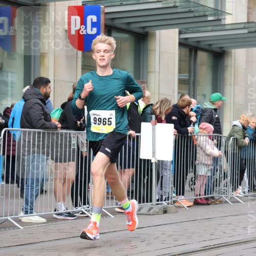 05.10.2025 - 20. swb-Marathon Bremen Strokosch-Dieckow http://msf.ph/oto/9230391 05.10.2025 10:37:50 Ziel 9755, 9809, 11328, 11465, 9755, 9809, 11328, 11465 meine-sportfotos.de