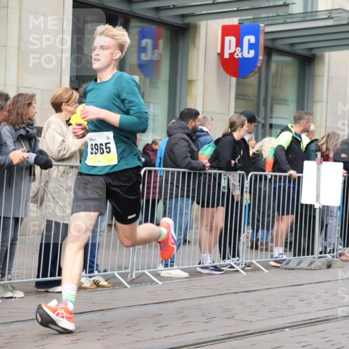 05.10.2025 - 20. swb-Marathon Bremen Strokosch-Dieckow http://msf.ph/oto/9230399 05.10.2025 10:37:50 Ziel 9755, 9809, 11328, 11465, 9755, 9809, 11328, 11465 meine-sportfotos.de