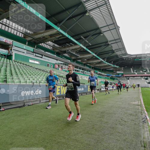 05.10.2025 - 20. swb-Marathon Bremen Michael Burmester http://msf.ph/oto/9230409 05.10.2025 12:47:39 Laufen im Stadion 223, 265, 344, 346, 391, 442, 505, 564, 656, 770, 1205, 1526, 1635, 1642, 1646, 2360, 2472, 2482, 2613, 2656, 2872, 2939, 3061, 4215, 4255, 4291, 4313, 4966, 4988, 5656, 5831, 6295, 6804, 7070, 7170, 7176, 7492, 7900, 8013, 502, 545, 609, 818, 862, 1521, 4848, 7583 meine-sportfotos.de
