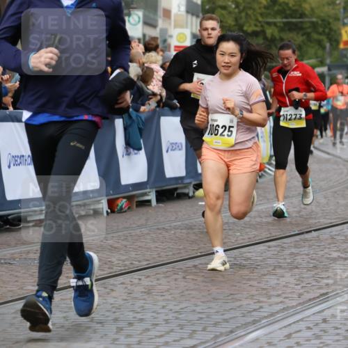 05.10.2025 - 20. swb-Marathon Bremen Strokosch-Dieckow http://msf.ph/oto/9230427 05.10.2025 10:51:58 Ziel 9683, 9939, 10380, 10581, 10625, 10817, 10977, 11136, 11273, 11325, 11394 meine-sportfotos.de