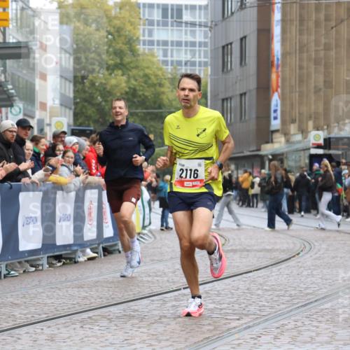 05.10.2025 - 20. swb-Marathon Bremen Strokosch-Dieckow http://msf.ph/oto/9230433 05.10.2025 12:29:16 Ziel 529, 2116 meine-sportfotos.de