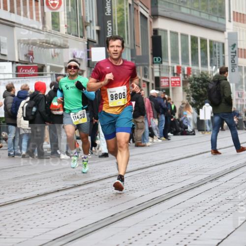 05.10.2025 - 20. swb-Marathon Bremen Strokosch-Dieckow http://msf.ph/oto/9230441 05.10.2025 10:38:03 Ziel 9809, 11430, 9809, 11430 meine-sportfotos.de